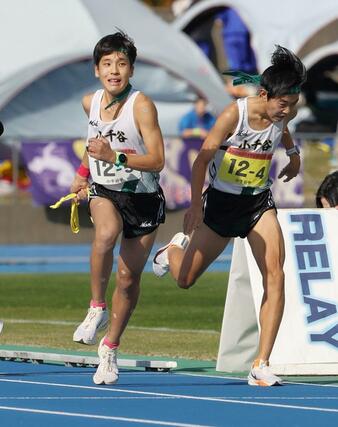 小千谷４区堀沢心（右）が５区廣井煌希にたすきを渡す＝７日、新発田市五十公野公園