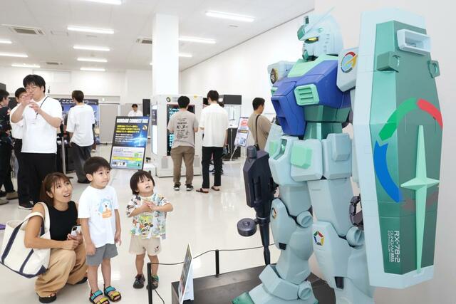 様々なガンダムのプラモデルなどが展示されたイベントが開かれ多くの来場者で賑わった=9月14日、長岡市喜多町