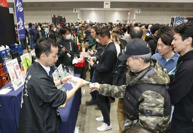 国内外の日本酒ファンが本県の酒蔵の逸品を試飲して回ったにいがた酒の陣＝７日、新潟市中央区万代島