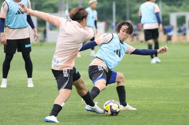 前日練習に励むMF奥村仁=聖籠町