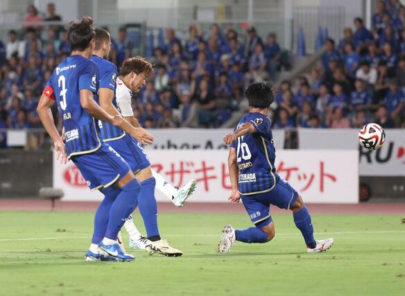 町田ー新潟　前半、ＦＷ鈴木孝司がシュートを放つ＝Ｇスタ（写真映像部・永井隆司）