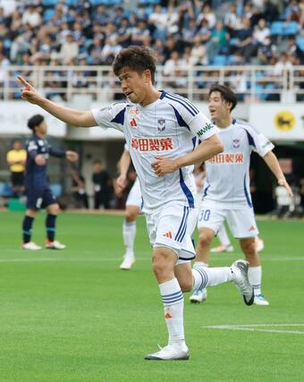 福岡－新潟　前半、谷口海斗（７）が頭で決めて２－２＝６月２１日、福岡市のベスト電器スタジアム