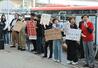  沖縄への米軍基地集中に反対し街頭で思いを訴える参加者＝２３日、新潟市中央区