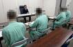 「協力雇用主」を務める高橋政志さんを取材する受刑者=2024年11月、東京拘置所(画像の一部を加工しています)