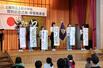 閉校式典で上杉小の歴史などを振り返る児童たち＝１０月２０日、上越市三和区