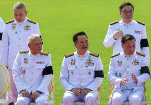 　閣僚らと記念撮影するタイのアヌティン首相（中央）＝６日、バンコク（ロイター＝共同）