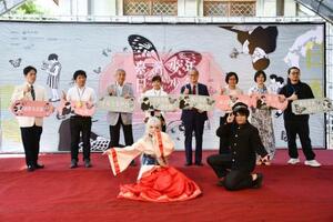 16日、台湾台中市の国家漫画博物館で行われた企画展の開幕式で、記念撮影に応じる関係者ら(共同)