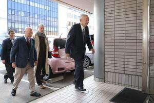 大沢孝司さんの拉致被害者としての認定に向け、新潟県選出国会議員の事務所に要望へ訪れた大沢孝司さんの兄・昭一さん(右)=2月3日、新潟市中央区