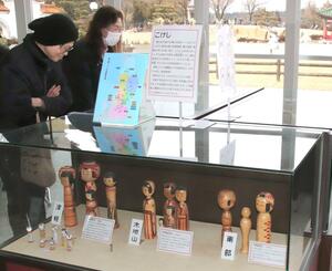 東北地方のこけしを集めた展示会。オリジナルのこけしを作る催しも行われた=柏崎市西山町坂田