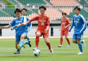 新潟-静岡 ドリブルで突破する新潟のMF稲葉健人(中央)=静岡県