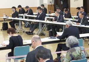 原発事故時の避難などについて意見する地域の会の委員ら＝１２日、柏崎市駅前２