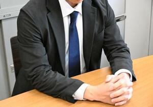 　カスハラ被害について取材に応じる大阪府の３０代自治体職員＝５日、大阪府内