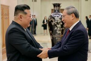 訪朝した中国の李強首相(右)と握手する北朝鮮の金正恩朝鮮労働党総書記=9日(朝鮮中央通信=共同)