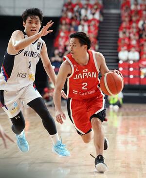 日本-韓国 第1クオーター、ドリブルで攻め込む富樫勇樹(右)=有明アリーナ(写真映像部・新井田悠)