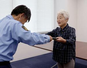 妙高署長から表彰状を受け取った横尾シズエさん(右)=妙高市小出雲3