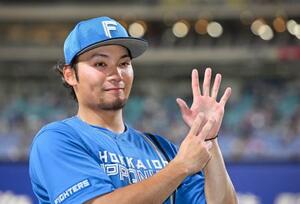 今季初の完封で7勝目を挙げ、ポーズをとる日本ハム・伊藤=バンテリンドーム