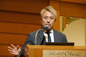 リーダーズ倶楽部の会合で講演する皆川賢太郎さん＝新潟市中央区