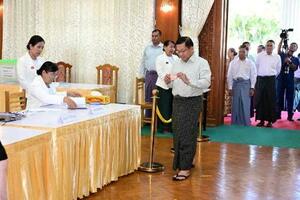 　ミャンマー・ネピドーの投票所で投票する軍政トップのミンアウンフライン国軍総司令官（中央）＝２０２５年１２月（軍当局提供、ロイター＝共同）