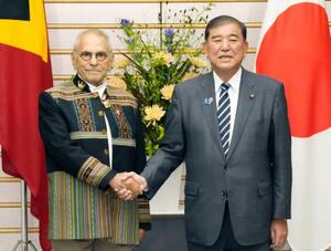 東ティモールのラモスホルタ大統領(左)との会談を前に握手する石破首相=26日午前、首相官邸