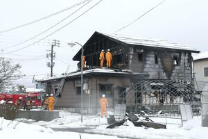 3人の遺体が発見された住宅火災で警察や消防による実況見分が行われた=12月29日、長岡市下条町