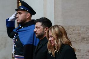 　ウクライナのゼレンスキー大統領（中央）とイタリアのメローニ首相（右）＝９日、ローマ（ロイター＝共同）