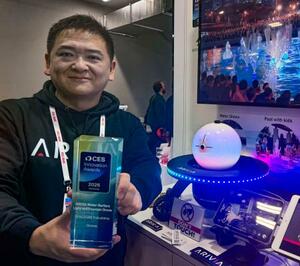 先端技術見本市「CES」に展示されたスペースワンの水上ドローンと小林康宏社長=8日、米ラスベガス(共同)