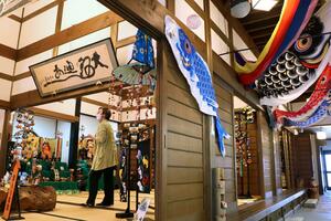 五月飾りやかぶとなどが飾られている展示＝出雲崎町尼瀬