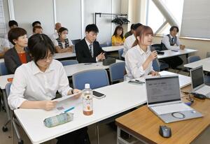 首相になると想定し、考えた政策を発表し合う大学生=9月12日、新潟市西区