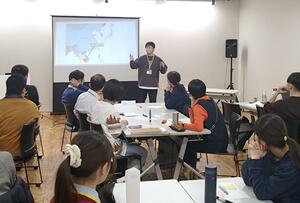 国際理解と教育実践をテーマに学校での取り組みなどを学んだセミナー＝新潟市中央区