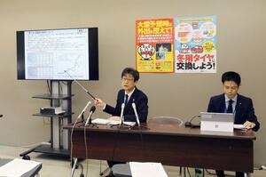 県が降雪期を前に除雪作業などの注意点を呼びかけた記者会見＝１日、県庁