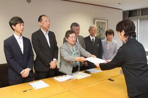 野島晶子副市長(右)に、緊急の物価高騰対策を申し入れた共産党新潟市議団=新潟市役所