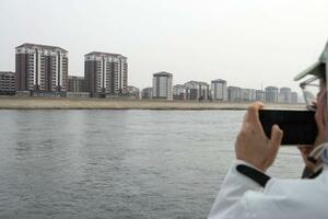 　鴨緑江を挟んで中国の対岸にある北朝鮮の新義州周辺＝３月、中国遼寧省丹東から撮影（共同）