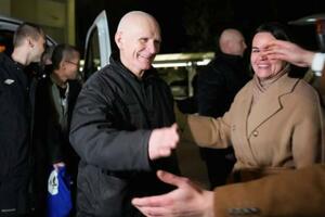 釈放後、リトアニアの米国大使館に到着し、ベラルーシの反体制指導者らに迎えられるビャリャツキ氏=13日(ロイター=共同)