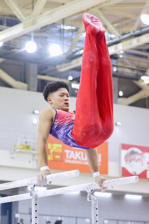 平行棒で優勝した角皆友晴=エスフォルタアリーナ八王子