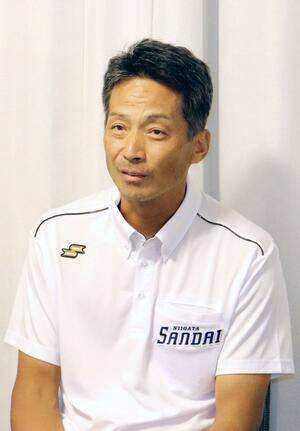 勝利から一夜明け、取材に応じる新潟産大付の吉野公浩監督=大阪市