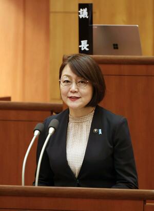 議会に臨む藤田明美・加茂市長=4日、加茂市議会