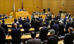 　非核三原則の堅持を政府に求める意見書を可決した広島県議会の本会議＝２２日午前