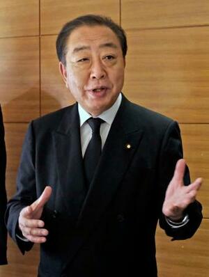 記者団の取材に応じる立憲民主党の野田代表=9日午前、長崎市