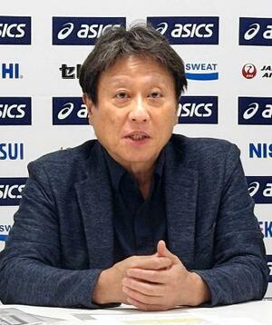 取材に応じる、日本陸連の田崎博道専務理事=22日、東京都新宿区