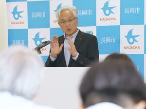 記者会見で質問に答える長岡市の磯田達伸市長=22日、長岡市