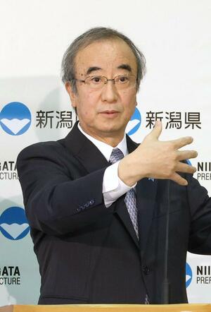 記者の質問に応じる花角英世知事=11日、県庁