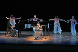 小川未明の童話を題材にした朗読劇を披露したイベント＝２４日、上越市新光町１