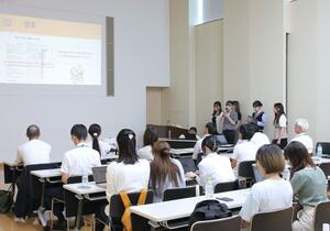 妙高市への移住者や関係人口を増やすアイデアを発表する専修大の学生=妙高市役所
