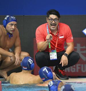 世界水泳選手権で水球男子シンガポール代表を率いた青栁勧監督=19日、シンガポール(共同)