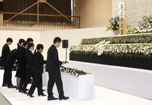 献体した人たちに感謝を込めて花を手向ける新潟大の学生ら＝８日、新潟市中央区