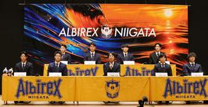 新加入選手らが並んだ新体制会見=新潟市北区文化会館