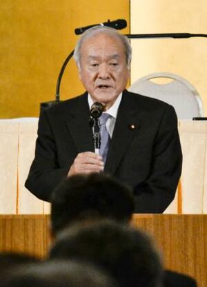 盛岡市で開かれた自民党会合であいさつする鈴木幹事長=13日午後