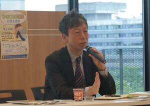 交流会で話すジャーナリストの池上正樹さん