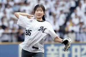 始球式を務めるフィギュアスケート女子でミラノ・コルティナ冬季五輪銅メダリストの中井亜美=ZOZOマリン
