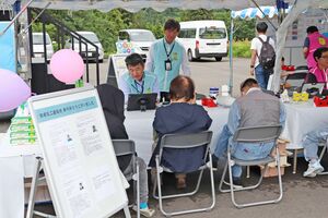 長野県で初開催された柏崎刈羽原発の安全対策を説明するコミュニケーションブース＝２４日、長野県野沢温泉村
